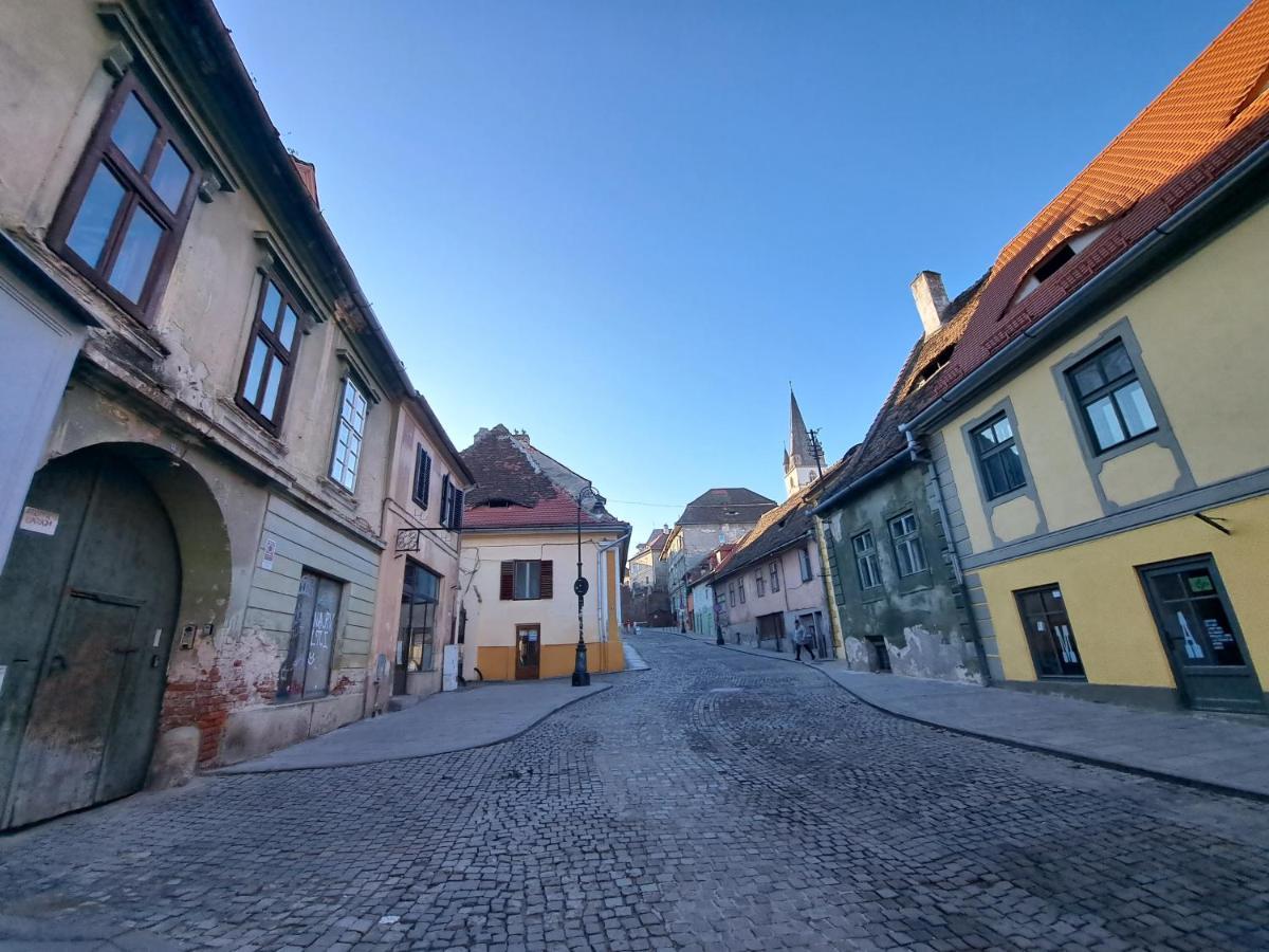 Cozy Apartment In The Heart Of Sibiu Exterior photo